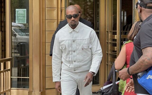 Ye, le rappeur anciennement connu sous le nom de Kanye West, quittant le tribunal fédéral à l'issue du procès de Sean « Diddy » Combs, à New York, le 13 juin 2025. (Crédit : Michael R. Sisak/AP)