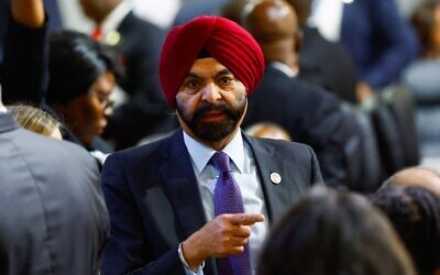 Le président de la Banque mondiale, Ajay Banga, assistant à une séance plénière lors de la journée d'ouverture du sommet du G20, à Johannesburg, en Afrique du Sud, le 22 novembre 2025. (Crédit : Thomas Mukoya/Pool Photo via AP)