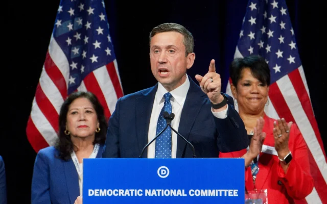 Ken Martin, candidat à la présidence du DNC, s’exprime lors de la réunion d’hiver du Comité national démocrate à National Harbor, dans le Maryland, le 1ᵉʳ février 2025. (Crédit : Rod Lamkey Jr./AP) Ken Martin, candidat à la présidence du DNC, s’exprime lors de la réunion d’hiver du Comité national démocrate à National Harbor, dans le Maryland, le 1ᵉʳ février 2025. (Crédit : Rod Lamkey Jr./AP)