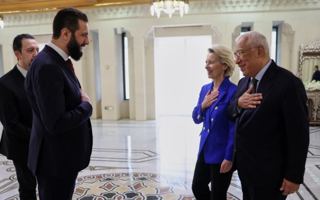 Le président syrien Ahmad al-Sharaa, à gauche, accueille la présidente de la Commission européenne Ursula von der Leyen, au centre, et le président du Conseil européen António Costa, à droite, à leur arrivée au palais présidentiel de Damas, en Syrie, le 9 janvier 2026. (Crédit : Commission européenne/AP) Le président syrien Ahmad al-Sharaa, à gauche, accueille la présidente de la Commission européenne Ursula von der Leyen, au centre, et le président du Conseil européen António Costa, à droite, à leur arrivée au palais présidentiel de Damas, en Syrie, le 9 janvier 2026. (Crédit : Commission européenne/AP)