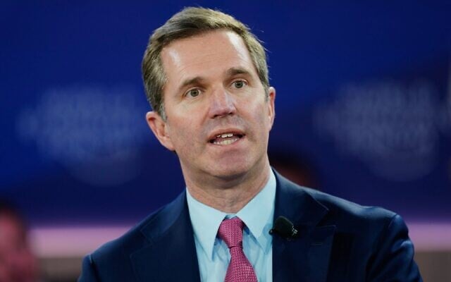 Le gouverneur du Kentucky, Andy Beshear, prend la parole lors de la réunion annuelle du Forum économique mondial à Davos, en Suisse, le 21 janvier 2026. (Crédit : AP Photo/Markus Schreiber) Le gouverneur du Kentucky, Andy Beshear, prend la parole lors de la réunion annuelle du Forum économique mondial à Davos, en Suisse, le 21 janvier 2026. (Crédit : AP Photo/Markus Schreiber)