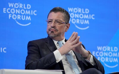 PHOTO D'ARCHIVES - Le président du Costa Rica, Rodrigo Chaves, participe au Forum économique mondial de Davos, en Suisse, le 18 janvier 2023. (Crédit :  AP/Markus Schreiber, archives)