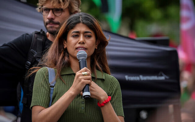L'eurodéputée Rima Hassan (LFI) prononçant un discours lors d'une manifestation anti-Israël organisée par plusieurs syndicats, à Paris, le 14 juin 2025. (Crédit : Aurélie Morissard/AP)