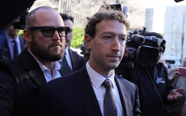 Mark Zuckerberg, PDG de Meta, à Los Angeles, en Californie, le 18 février 2026, arrive pour assister à un procès historique visant à déterminer si les plateformes de réseaux sociaux créent délibérément une dépendance chez les enfants et leur sont préjudiciables. (Crédit : AP Photo/Ryan Sun)