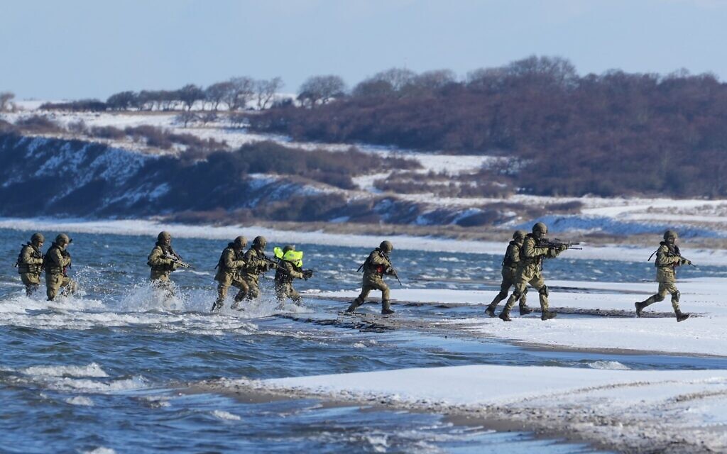 Des soldats débarquant sur la plage lors d’une opération de débarquement amphibie menée par la Force de réaction alliée (ARF) dans le cadre d’exercices militaires dirigés par l’OTAN, sur la plage de Wessek, à Putlos, en Allemagne, le 18 février 2026. (Crédit : Virginia Mayo/AP)