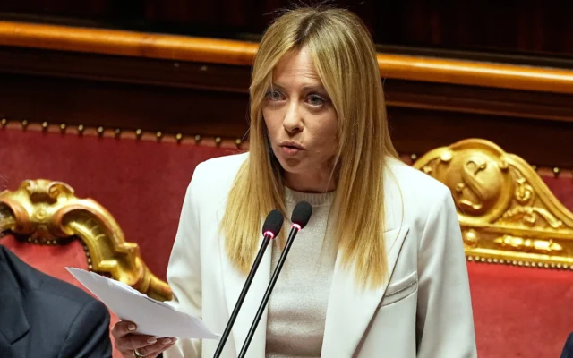 La Première ministre italienne Giorgia Meloni devant le Sénat, à Rome, le 11 mars 2026. (Crédit: AP Photo/Alessandra Tarantino)
