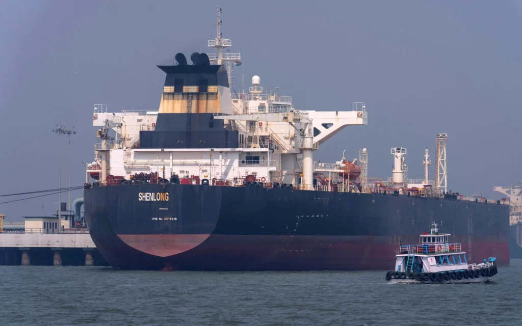 Le pétrolier Shenlong Suezmax, battant pavillon libérien et transportant du pétrole brut en provenance d'Arabie saoudite, qui vient de franchir le détroit d'Ormuz, est visible au port de Mumbai, en Inde, le jeudi 12 mars 2026. (Crédit : AP/Rafiq Maqbool, archives)