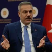 Le ministre des Affaires étrangères de la Turquie, Hakan Fidan, s'exprimant lors d'une interview accordée à l'Associated Press, à Ankara, en Turquie, le 14 mars 2026. (Crédit : Khalil Hamra/AP Photo)