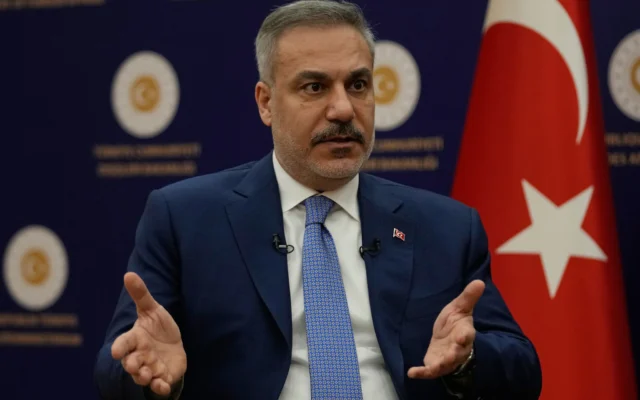 Le ministre des Affaires étrangères de la Turquie, Hakan Fidan, s'exprimant lors d'une interview accordée à l'Associated Press, à Ankara, en Turquie, le 14 mars 2026. (Crédit : Khalil Hamra/AP Photo)