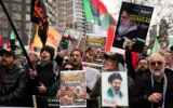 Des manifestants soutenant le régime iranien brandissent des drapeaux et des pancartes lors d'un rassemblement anti-israélien organisé à l'occasion de la Journée d'Al-Quds à Londres, en Angleterre, le 15 mars 2026. (Crédit: AP Photo/Alberto Pezzali)