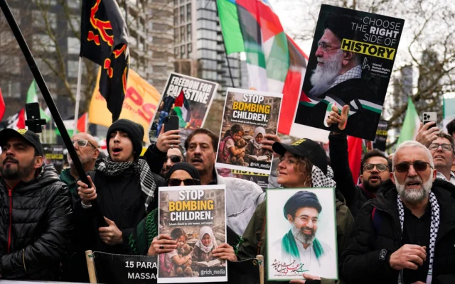Des manifestants soutenant le régime iranien brandissent des drapeaux et des pancartes lors d'un rassemblement anti-israélien organisé à l'occasion de la Journée d'Al-Quds à Londres, en Angleterre, le 15 mars 2026. (Crédit: AP Photo/Alberto Pezzali) Des manifestants soutenant le régime iranien brandissent des drapeaux et des pancartes lors d'un rassemblement anti-israélien organisé à l'occasion de la Journée d'Al-Quds à Londres, en Angleterre, le 15 mars 2026. (Crédit: AP Photo/Alberto Pezzali)