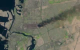 Cette image satellite prise par un satellite Landsat de l'US Geological Survey montre l'incendie qui a suivi une attaque de drone iranien visant l'aéroport international de Dubaï, aux Émirats arabes unis, le 16 mars 2026. (Crédit: US Geological Survey via AP)