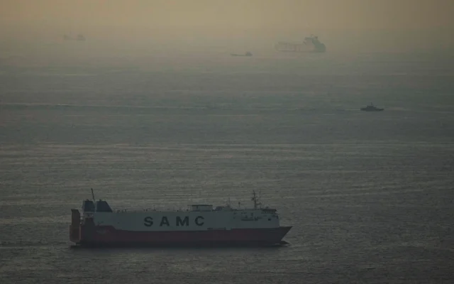 Un cargo navigue dans le golfe Persique en direction du détroit d'Ormuz aux Émirats arabes unis, le 19 mars 2026. (Crédit :  AP)