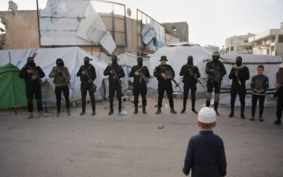 Des terroristes armés du Hamas et du Jihad islamique palestinien saluant les fidèles rassemblés pour la prière de l'Aïd al-Fitr, à Gaza-City, le 20 mars 2026. (Crédit : Abdel Kareem Hana /AP)
