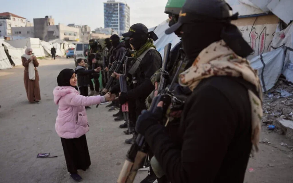 Des terroristes armés du Hamas et du Jihad islamique palestinien saluant les personnes rassemblées pour la prière de l'Aïd al-Fitr, à Gaza-City, le 20 mars 2026. (Crédit : Abdel Kareem Hana/AP)
