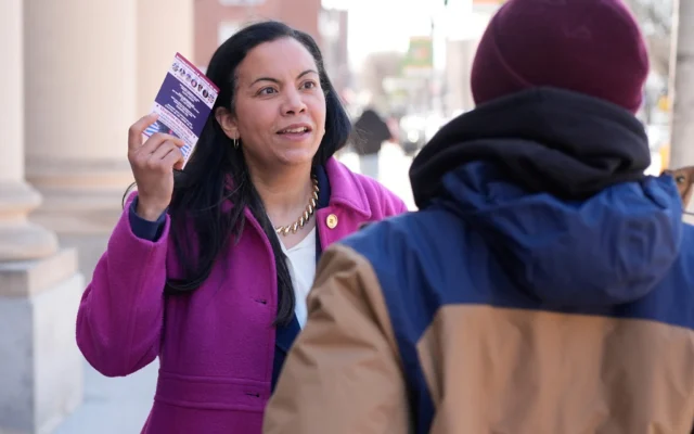 Analilia Mejía, candidate démocrate dans la 11ᵉ circonscription du New Jersey, s’entretient avec un passant à Morristown, dans le New Jersey, le 24 mars 2026. (Crédit : Seth Wenig/AP) Analilia Mejía, candidate démocrate dans la 11ᵉ circonscription du New Jersey, s’entretient avec un passant à Morristown, dans le New Jersey, le 24 mars 2026. (Crédit : Seth Wenig/AP)