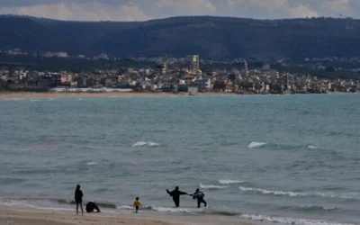 Des femmes libanaises profitent de la mer sur une plage publique à Tyr, dans le sud-Liban, le 25 mars 2026. (Photo AP/Hussein Malla)