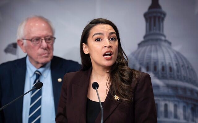 Bernie Sanders et Alexandria Ocasio-Cortez tenant une conférence de presse, au Capitole, à Washington, le 25 mars 2026. (Crédit : J. Scott Applewhite/AP)