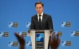 Le secrétaire général de l'OTAN, Mark Rutte, répondant aux questions des journalistes lors de la présentation du rapport annuel 2025 du secrétaire général de l'OTAN, au siège de l'organisation, à Bruxelles, le 26 mars 2026. (Crédit : Virginia Mayo/AP Photo)