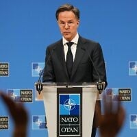 Le secrétaire général de l'OTAN, Mark Rutte, répondant aux questions des journalistes lors de la présentation du rapport annuel 2025 du secrétaire général de l'OTAN, au siège de l'organisation, à Bruxelles, le 26 mars 2026. (Crédit : Virginia Mayo/AP Photo)