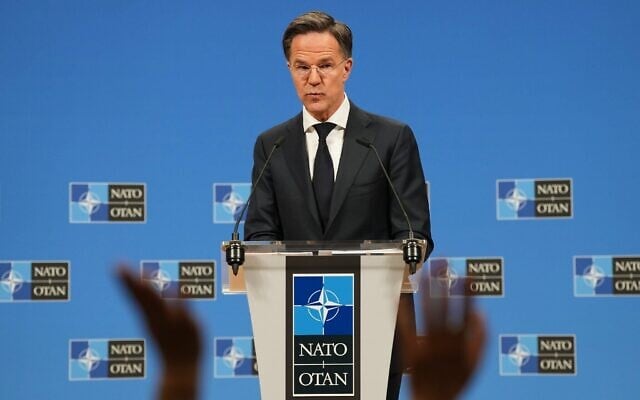 Le secrétaire général de l'OTAN, Mark Rutte, répondant aux questions des journalistes lors de la présentation du rapport annuel 2025 du secrétaire général de l'OTAN, au siège de l'organisation, à Bruxelles, le 26 mars 2026. (Crédit : Virginia Mayo/AP Photo) Le secrétaire général de l'OTAN, Mark Rutte, répondant aux questions des journalistes lors de la présentation du rapport annuel 2025 du secrétaire général de l'OTAN, au siège de l'organisation, à Bruxelles, le 26 mars 2026. (Crédit : Virginia Mayo/AP Photo)