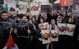 Des Palestiniens manifestant contre la nouvelle loi israélienne sur la peine de mort pour les Palestiniens de Cisjordanie qui sont reconnus coupables d’avoir perpétré des attentats terroristes meurtriers, à Naplouse, en Cisjordanie, le 31 mars 2026. (Crédit : Majdi Mohammed/AP)