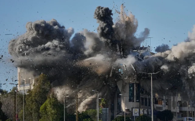 Photo d'illustration : De la fumée s'élève après une frappe aérienne israélienne sur un bâtiment près de la route de l'aéroport à Beyrouth, au Liban, le 31 mars 2026. (Crédit : AP Photo/Hussein Malla) Photo d'illustration : De la fumée s'élève après une frappe aérienne israélienne sur un bâtiment près de la route de l'aéroport à Beyrouth, au Liban, le 31 mars 2026. (Crédit : AP Photo/Hussein Malla)