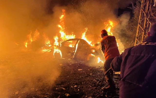 Les secouristes luttent contre les flammes qui ravagent des véhicules sur le site d'une frappe aérienne israélienne à Beyrouth, au Liban, le 1er avril 2026. (Crédit : Photo AP/Hussein Malla) Les secouristes luttent contre les flammes qui ravagent des véhicules sur le site d'une frappe aérienne israélienne à Beyrouth, au Liban, le 1er avril 2026. (Crédit : Photo AP/Hussein Malla)