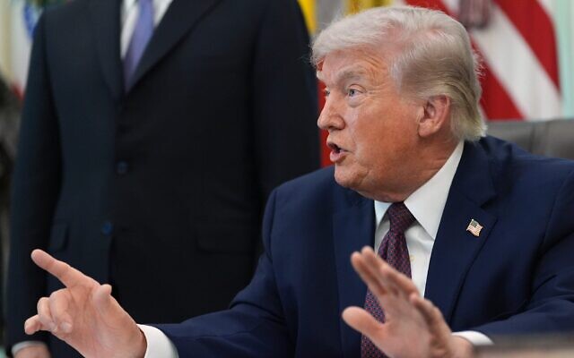 Le président américain Donald Trump répondant aux questions des journalistes après avoir signé un décret, dans le Bureau ovale de la Maison Blanche, à Washington, le 31 mars 2026. (Crédit : Alex Brandon/AP) Le président américain Donald Trump répondant aux questions des journalistes après avoir signé un décret, dans le Bureau ovale de la Maison Blanche, à Washington, le 31 mars 2026. (Crédit : Alex Brandon/AP)