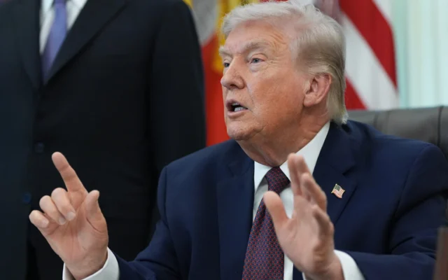 Le président américain Donald Trump répondant aux questions des journalistes après avoir signé un décret, dans le Bureau ovale de la Maison Blanche, à Washington, le 31 mars 2026. (Crédit : Alex Brandon/AP Photo)