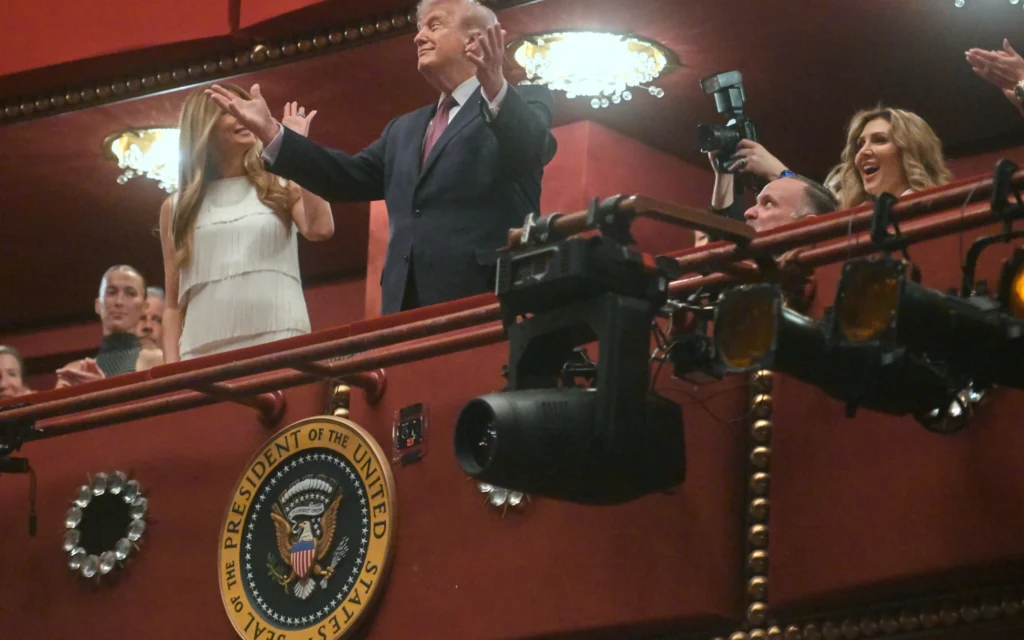 Le président américain Donald Trump et la première dame Melania Trump arrivent pour assister à la première de la comédie musicale "Chicago" au John F. Kennedy Center for the Performing Arts à Washington, mardi 31 mars 2026. (Crédit : AP Photo/Rod Lamkey, Jr.)