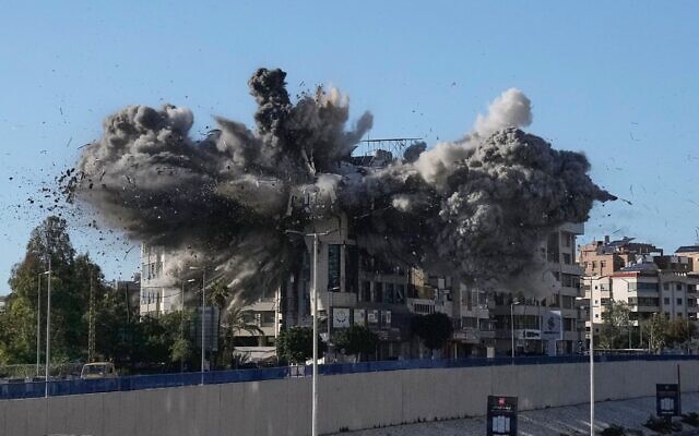 De la fumée s'élevant après une frappe aérienne israélienne sur un bâtiment situé près de la route menant à l'aéroport de Beyrouth, au Liban, le 31 mars 2026. (Crédit : Bilal Hussein/AP Photo)