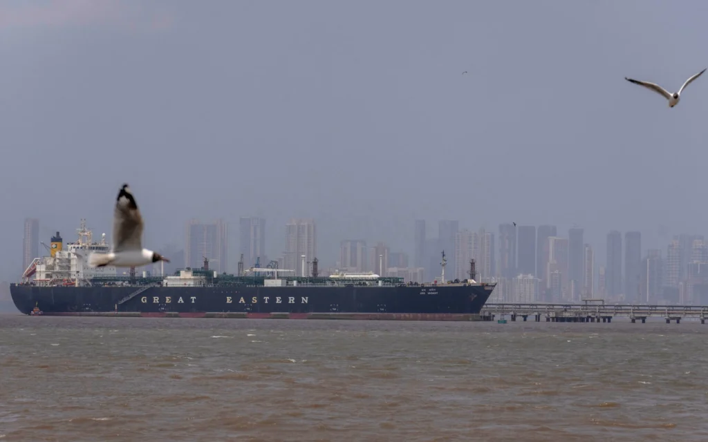Le navire-citerne battant pavillon indien Jag Vasant, transportant du gaz de pétrole liquéfié, est aperçu au port de Mumbai, en Inde, après avoir franchi le détroit d'Ormuz, le 1er avril 2026. (Crédit : AP Photo/Rafiq Maqbool)