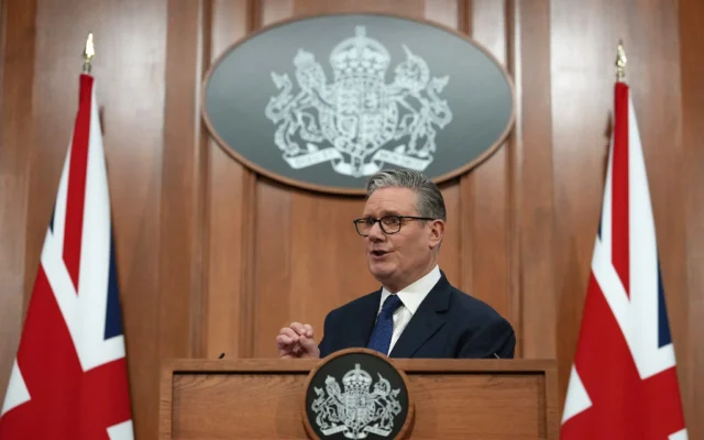 Le Premier ministre britannique Keir Starmer s'exprime lors d'une conférence de presse à Downing Street, à Londres, le 1er avril 2026. (Crédit : AP Photo/Frank Augstein) Le Premier ministre britannique Keir Starmer s'exprime lors d'une conférence de presse à Downing Street, à Londres, le 1er avril 2026. (Crédit : AP Photo/Frank Augstein)