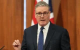 Le Premier ministre britannique Keir Starmer s'exprimant lors d'une conférence de presse, à Downing Street, à Londres, le 1ᵉʳ avril 2026. (Crédit : Frank Augstein/AP Photo)