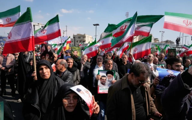 Des personnes en deuil se rassemblent lors du cortège funèbre d'Alireza Tangsiri, chef de la marine du Corps des gardiens de la révolution islamique iranienne, et d'autres personnes tuées dans le cadre du conflit avec les États-Unis et Israël, à Téhéran, en Iran, le 1er avril 2026. (Crédit: AP Photo/Vahid Salemi) Des personnes en deuil se rassemblent lors du cortège funèbre d'Alireza Tangsiri, chef de la marine du Corps des gardiens de la révolution islamique iranienne, et d'autres personnes tuées dans le cadre du conflit avec les États-Unis et Israël, à Téhéran, en Iran, le 1er avril 2026. (Crédit: AP Photo/Vahid Salemi)