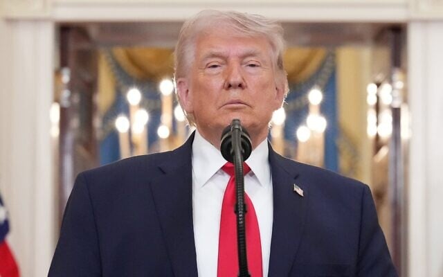 Le président américain Donald Trump marquant une pause alors qu'il termine son allocution sur la guerre en Iran, depuis le Cross Hall de la Maison Blanche, à Washington, le 1ᵉʳ avril 2026. (Crédit : Alex Brandon/AP)