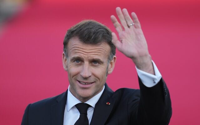 Le président français Emmanuel Macron saluant la foule à son arrivée à l'aéroport de Séoul, à Seongnam, en Corée du Sud, le 2 avril 2026. (Crédit : Lee Jin-man/AP Photo)