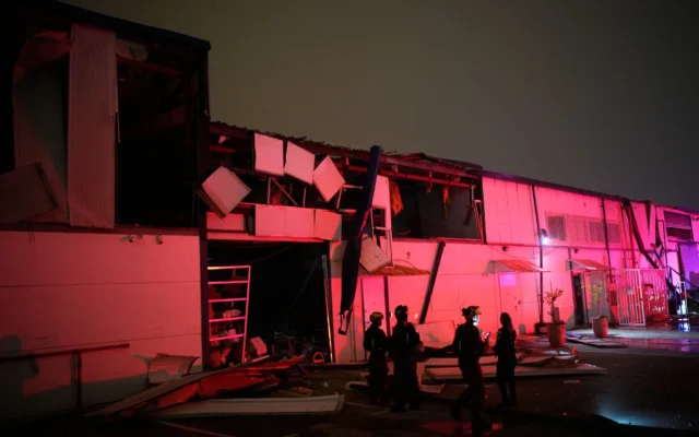 Des forces de sécurité israéliennes et des équipes de secours inspectent un site touché par un missile iranien à Petah Tikva, le 2 avril 2026. (Crédit : AP/Ohad Zwigenberg)