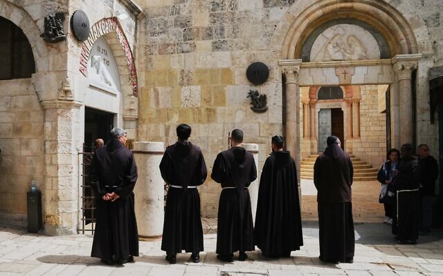 Des ecclésiastiques catholiques participant à une procession du Vendredi saint le long de la Via Dolorosa, dans la Vieille Ville de Jérusalem, le 3 avril 2026. (Crédit : Mahmoud Illean/AP) Des ecclésiastiques catholiques participant à une procession du Vendredi saint le long de la Via Dolorosa, dans la Vieille Ville de Jérusalem, le 3 avril 2026. (Crédit : Mahmoud Illean/AP)