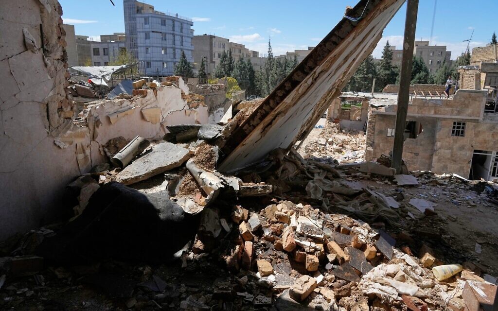 Un immeuble résidentiel endommagé par les récentes frappes américano-israéliennes, à Fardis, à l'ouest de Téhéran, le 3 avril 2026. (Crédit : Vahid Salemi/AP)