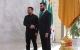 Le président syrien Ahmed al-Sharaa, à droite, serre la main du président ukrainien Volodymyr Zelensky avant une réunion au Palais du Peuple à Damas, en Syrie, le 5 avril 2026. (Crédit : AP Photo/Ghaith Alsayed)