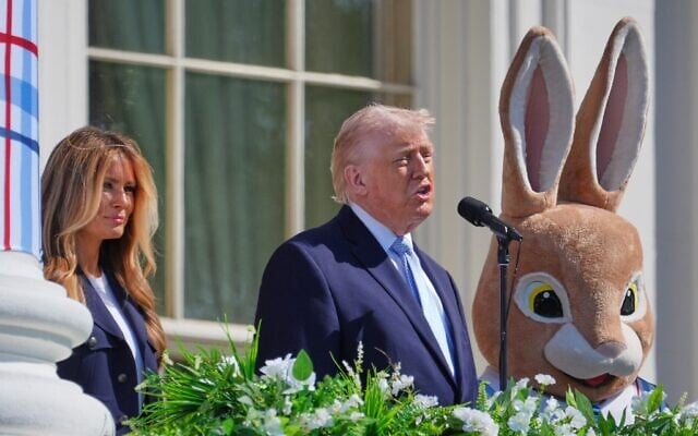Le président américain Donald Trump, au centre, le lapin de Pâques, à droite, et la première dame Melania Trump participent à la course aux œufs de Pâques organisée à la Maison Blanche, sur la pelouse sud de la Maison Blanche, le lundi 6 avril 2026, à Washington. (Crédit : AP/Mark Schiefelbein) Le président américain Donald Trump, au centre, le lapin de Pâques, à droite, et la première dame Melania Trump participent à la course aux œufs de Pâques organisée à la Maison Blanche, sur la pelouse sud de la Maison Blanche, le lundi 6 avril 2026, à Washington. (Crédit : AP/Mark Schiefelbein)