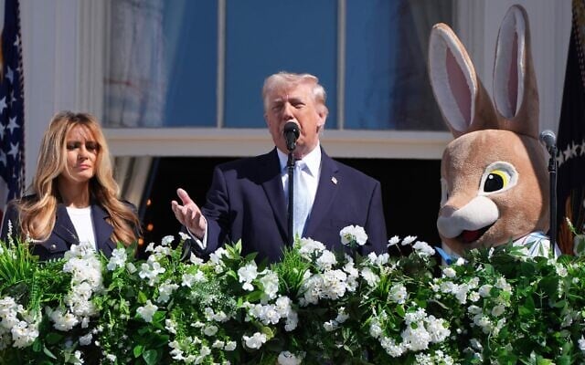 Le président Donald Trump et la première dame Melania Trump participent à la fête des œufs de Pâques organisée sur la pelouse sud de la Maison Blanche, le 6 avril 2026, à Washington. (Crédit : AP Photo/Alex Brandon) Le président Donald Trump et la première dame Melania Trump participent à la fête des œufs de Pâques organisée sur la pelouse sud de la Maison Blanche, le 6 avril 2026, à Washington. (Crédit : AP Photo/Alex Brandon)