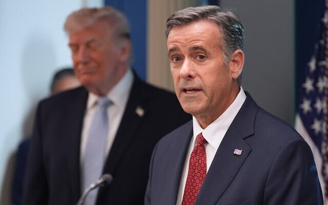 Le directeur de la CIA, John Ratcliffe, s'adressant aux journalistes sous le regard du président Donald Trump, dans la salle de presse James Brady à la Maison Blanche, à Washington, le 6 avril 2026. (Crédit : Alex Brandon/AP Photo)