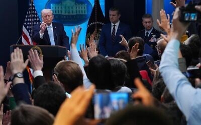 Le président américain Donald Trump faisant un geste alors qu'il s'adresse aux journalistes dans la salle de presse James Brady, à la Maison Blanche, à Washington, le 6 avril 2026. (Crédit : Julia Demaree Nikhinson/AP)