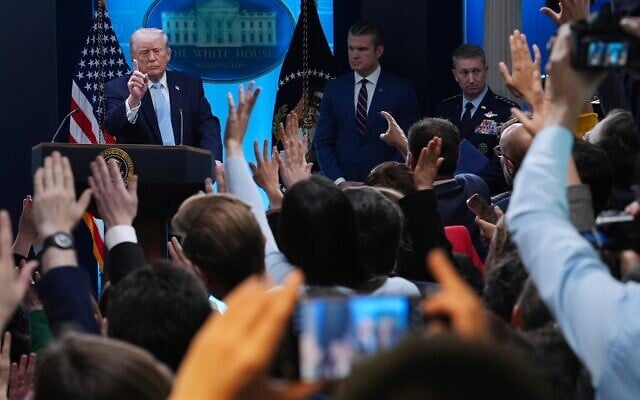 Le président américain Donald Trump faisant un geste alors qu'il s'adresse aux journalistes dans la salle de presse James Brady, à la Maison Blanche, à Washington, le 6 avril 2026. (Crédit : Julia Demaree Nikhinson/AP) Le président américain Donald Trump faisant un geste alors qu'il s'adresse aux journalistes dans la salle de presse James Brady, à la Maison Blanche, à Washington, le 6 avril 2026. (Crédit : Julia Demaree Nikhinson/AP)