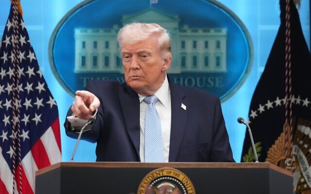 Le président américain Donald Trump s'adressant aux journalistes lors d'une conférence de presse, dans la salle James Brady de la Maison Blanche, à Washington, le 6 avril 2026. (Crédit : Mark Schiefelbein/AP Photo) Le président américain Donald Trump s'adressant aux journalistes lors d'une conférence de presse, dans la salle James Brady de la Maison Blanche, à Washington, le 6 avril 2026. (Crédit : Mark Schiefelbein/AP Photo)