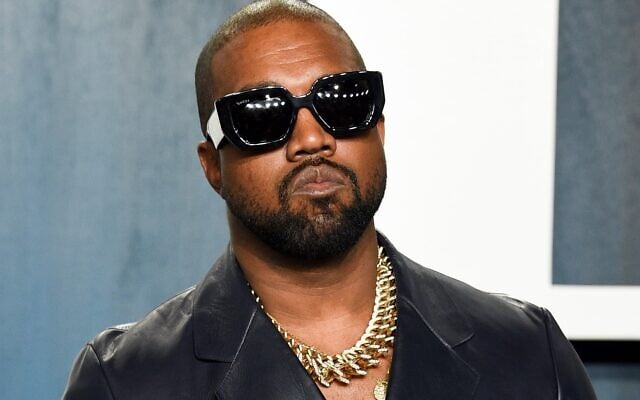 Ye, le rappeur anciennement connu sous le nom de Kanye West, arrive à la soirée des Oscars organisée par Vanity Fair à Beverly Hills, en Californie, le 9 février 2020. (Crédit : Evan Agostini/Invision/AP, archive) Ye, le rappeur anciennement connu sous le nom de Kanye West, arrive à la soirée des Oscars organisée par Vanity Fair à Beverly Hills, en Californie, le 9 février 2020. (Crédit : Evan Agostini/Invision/AP, archive)