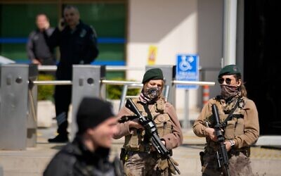 La police et l'armée turques sécurisent les lieux après une fusillade contre un bâtiment abritant le consulat d'Israël à Istanbul, en Turquie, mardi 7 avril 2026. (Crédit : AP Photo/Khalil Hamra)